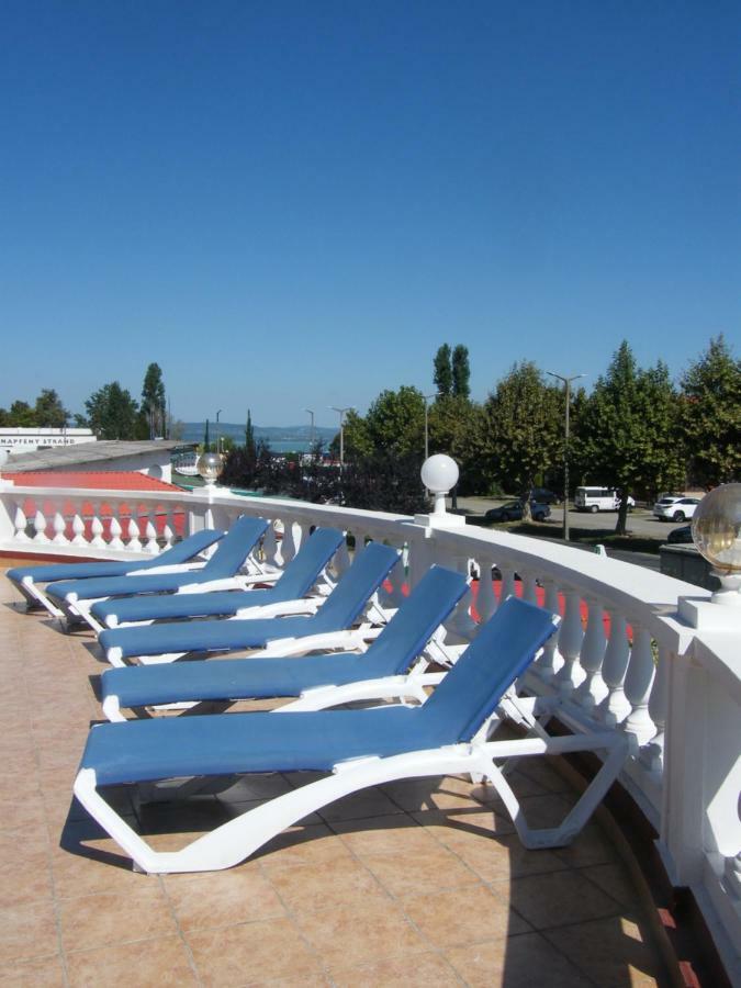 Y Panzio Bed and Breakfast Balatonlelle Eksteriør billede